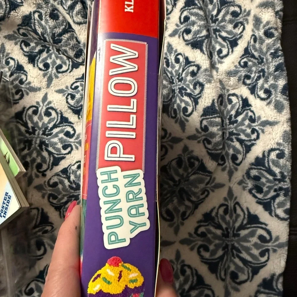 Klutz Punch Yarn Pillow Kit - New